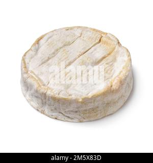 Ganzer französischer Camembert-Käse, isoliert auf weißem Hintergrund, Nahaufnahme Stockfoto