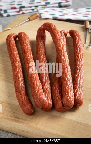 Traditionelle Cabanossi-Würstchen schließen für einen Snack auf einem Schneidebrett Stockfoto