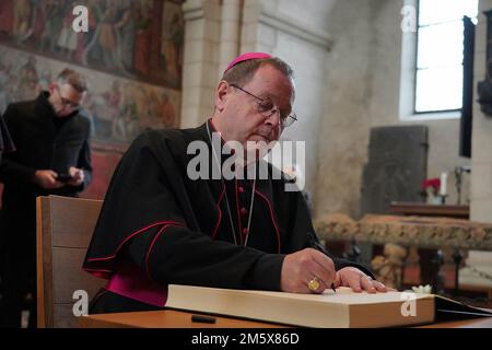 Der Limburger Bischof Georg Batzing unterzeichnet das Kondolenzbuch für den pensionierten Papst Benedikt in der Kathedrale von Limburg. Papst Emeritus Benedikt XVI Starb am 31. Dezember 2022 im Vatikan im Alter von 95 Jahren. Kredit: dpa Picture Alliance/Alamy Live News Stockfoto