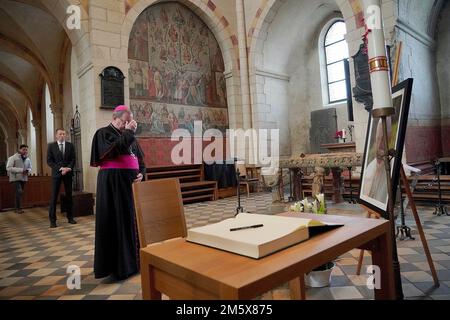 Der Limburger Bischof Georg Batzing unterzeichnet das Kondolenzbuch für den pensionierten Papst Benedikt in der Kathedrale von Limburg. Papst Emeritus Benedikt XVI Starb am 31. Dezember 2022 im Vatikan im Alter von 95 Jahren. Kredit: dpa Picture Alliance/Alamy Live News Stockfoto