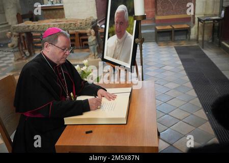 Der Limburger Bischof Georg Batzing unterzeichnet das Kondolenzbuch für den pensionierten Papst Benedikt in der Kathedrale von Limburg. Papst Emeritus Benedikt XVI Starb am 31. Dezember 2022 im Vatikan im Alter von 95 Jahren. Kredit: dpa Picture Alliance/Alamy Live News Stockfoto