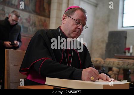 Der Limburger Bischof Georg Batzing unterzeichnet das Kondolenzbuch für den pensionierten Papst Benedikt in der Kathedrale von Limburg. Papst Emeritus Benedikt XVI Starb am 31. Dezember 2022 im Vatikan im Alter von 95 Jahren. Kredit: dpa Picture Alliance/Alamy Live News Stockfoto