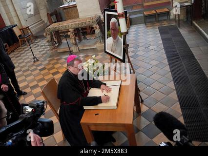 Der Limburger Bischof Georg Batzing unterzeichnet das Kondolenzbuch für den pensionierten Papst Benedikt in der Kathedrale von Limburg. Papst Emeritus Benedikt XVI Starb am 31. Dezember 2022 im Vatikan im Alter von 95 Jahren. Kredit: dpa Picture Alliance/Alamy Live News Stockfoto