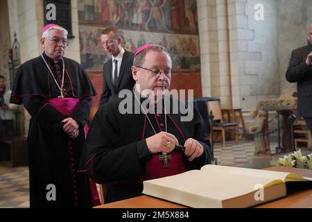 Der Limburger Bischof Georg Batzing unterzeichnet das Kondolenzbuch für den pensionierten Papst Benedikt in der Kathedrale von Limburg. Papst Emeritus Benedikt XVI Starb am 31. Dezember 2022 im Vatikan im Alter von 95 Jahren. Kredit: dpa Picture Alliance/Alamy Live News Stockfoto