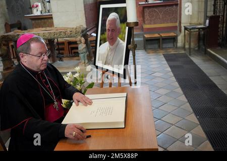 Der Limburger Bischof Georg Batzing unterzeichnet das Kondolenzbuch für den pensionierten Papst Benedikt in der Kathedrale von Limburg. Papst Emeritus Benedikt XVI Starb am 31. Dezember 2022 im Vatikan im Alter von 95 Jahren. Kredit: dpa Picture Alliance/Alamy Live News Stockfoto