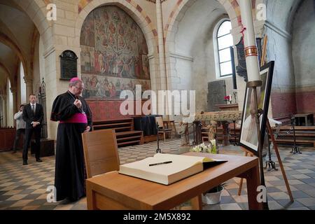 Der Limburger Bischof Georg Batzing unterzeichnet das Kondolenzbuch für den pensionierten Papst Benedikt in der Kathedrale von Limburg. Papst Emeritus Benedikt XVI Starb am 31. Dezember 2022 im Vatikan im Alter von 95 Jahren. Kredit: dpa Picture Alliance/Alamy Live News Stockfoto