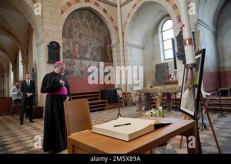 Der Limburger Bischof Georg Batzing unterzeichnet das Kondolenzbuch für den pensionierten Papst Benedikt in der Kathedrale von Limburg. Papst Emeritus Benedikt XVI Starb am 31. Dezember 2022 im Vatikan im Alter von 95 Jahren. Kredit: dpa Picture Alliance/Alamy Live News Stockfoto