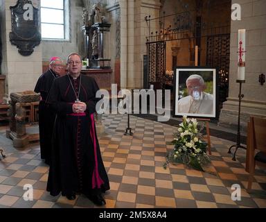 Der Limburger Bischof Georg Batzing unterzeichnet das Kondolenzbuch für den pensionierten Papst Benedikt in der Kathedrale von Limburg. Papst Emeritus Benedikt XVI Starb am 31. Dezember 2022 im Vatikan im Alter von 95 Jahren. Kredit: dpa Picture Alliance/Alamy Live News Stockfoto