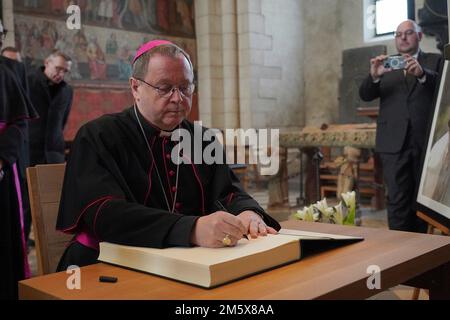 Der Limburger Bischof Georg Batzing unterzeichnet das Kondolenzbuch für den pensionierten Papst Benedikt in der Kathedrale von Limburg. Papst Emeritus Benedikt XVI Starb am 31. Dezember 2022 im Vatikan im Alter von 95 Jahren. Kredit: dpa Picture Alliance/Alamy Live News Stockfoto