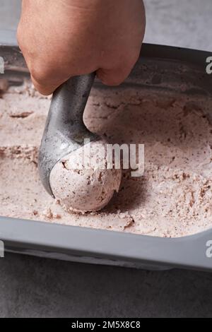 Hausgemachte Eiscreme Mit Schokoladenstückchen. Erfrischende Nachspeise Für Gourmets. Stracciatella. Stockfoto