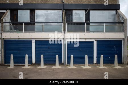 In heruntergekommenen Wohnungen und Garagen in North London, derzeit für Abriss und Sanierung vorgesehen, Großbritannien, Gentrifizierung. Stockfoto