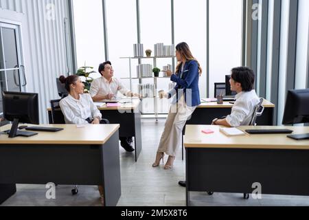 Zufriedene Geschäftskollegen und Manager gute Gespräche Vertrauensbasis am Arbeitsplatz Stockfoto