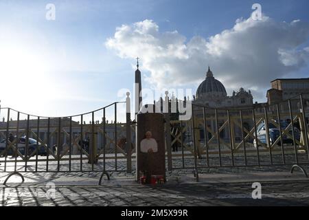 Vatikanstadt, Vatikan. 31. Dezember 2022. Ein Foto von Papst Emeritus Benedict XVI und Kerzen sind in St. Petersplatz. Papst Emeritus Benedict XVI. Starb am 31. Dezember 2022 im Vatikan im Alter von 95 Jahren. Kredit: Stefanie Rex/dpa/Alamy Live News Stockfoto