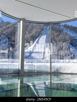 Slowenien, Ratece - 12. Dezember 2022: Skisprung in Planica bei Kranjska Gora Slowenien im Winter mit Schnee bedeckt. Stockfoto