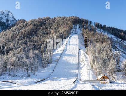 Skisprungschanze auf Planica in der Nähe von Kranjska Gora Slowenien, im Winter mit Schnee bedeckt. Stockfoto