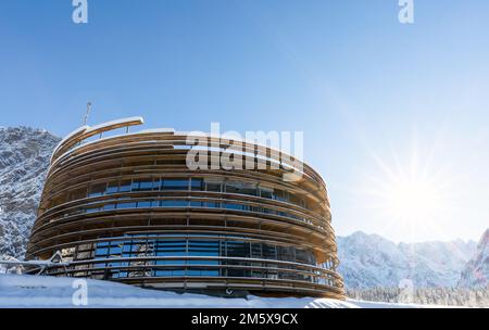 Slowenien, Ratece - 12. Dezember 2022: Skisprung in Planica bei Kranjska Gora Slowenien im Winter mit Schnee bedeckt. Stockfoto