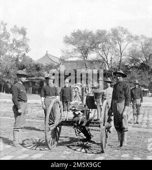 Boxer-Rebellion. 9. US-Dollar Infanterie-Kampfgewehreinheit am Hof der Verbotenen Stadt, Peking, China. Foto: Keystone View Company, 1900 Stockfoto