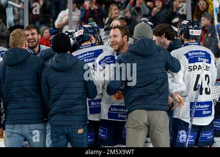 Davos, Schweiz. 31. Dezember 2022. 31.12.2022, Davos, Eisstadion Davos, Spengler Cup Finale: HC Sparta Praha - HC Ambri-Piotta, Ambri feiern den Sieg (Andrea Branca/SPP-JP) Kredit: SPP Sport Press Photo. Alamy Live News Stockfoto