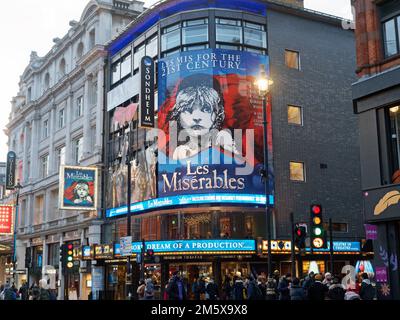 Vorderansicht des Sondheim Theatre, das früher als Queen's Theatre an der Shaftesbury Avenue in London bekannt war Stockfoto