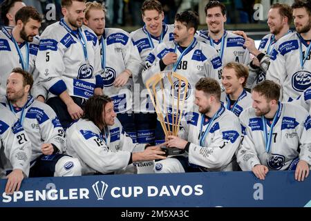 Davos, Schweiz. 31. Dezember 2022. 31.12.2022, Davos, Eisstadion Davos, Spengler Cup Finale: HC Sparta Praha - HC Ambri-Piotta, Ambri feiern den Sieg (Andrea Branca/SPP-JP) Kredit: SPP Sport Press Photo. Alamy Live News Stockfoto