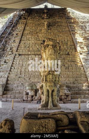 Honduras, Copan Ruinen.  Stella M vor hieroglyphische Treppe, Lineal Rauchen Shell. Stockfoto