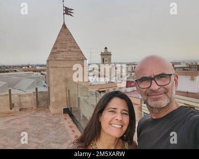Ein Selfie eines lächelnden Paares mittleren Alters, das seinen Urlaub genießt Stockfoto