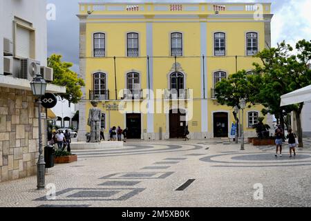 Kopfsteinpflasterstraßen im Stadtzentrum, Lagos, Algarve, Portugal Stockfoto