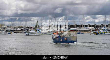 Fischerboot in Lagos Hafen, Algarve, Portugal Stockfoto