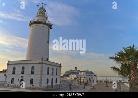 Leuchtturm von Malaga und das Kreuzfahrtschiff Costa Favolosa im Hintergrund am frühen Morgen Stockfoto