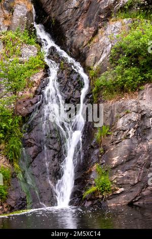 Ein kleiner Wasserfall in den weitläufigen Gärten von Slottsskogen, Göteborg, Schweden Stockfoto