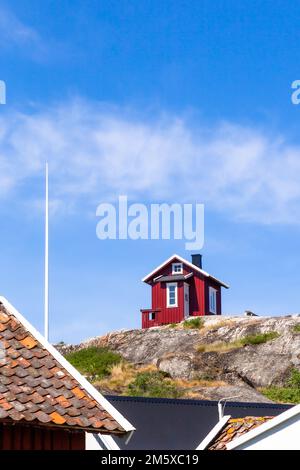 Szenen aus Vrango, einer Insel im Archipel bei Göteborg, Schweden, farbenfrohe Häuser, Hafen und Meereslandschaft Stockfoto