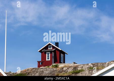 Szenen aus Vrango, einer Insel im Archipel bei Göteborg, Schweden, farbenfrohe Häuser, Hafen und Meereslandschaft Stockfoto