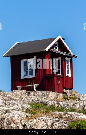 Szenen aus Vrango, einer Insel im Archipel bei Göteborg, Schweden, farbenfrohe Häuser, Hafen und Meereslandschaft Stockfoto