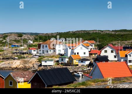 Szenen aus Vrango, einer Insel im Archipel bei Göteborg, Schweden, farbenfrohe Häuser, Hafen und Meereslandschaft Stockfoto