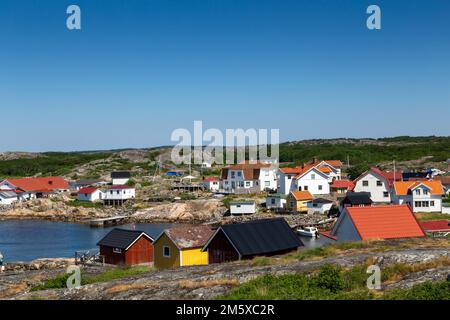 Szenen aus Vrango, einer Insel im Archipel bei Göteborg, Schweden, farbenfrohe Häuser, Hafen und Meereslandschaft Stockfoto