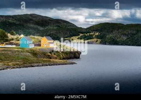 Farbenfrohe rustikale Häuser befinden sich auf einer Halbinsel an der Ostküste in der Nähe der Stadt Trinity Neufundland Kanada. Stockfoto