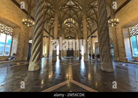 Innenansicht des Seidenmarkts in Valencia mit nur einigen Touristen Stockfoto