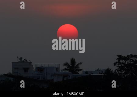 Chennai, Tamil Nadu, Indien. 31. Dezember 2022. Letzter Sonnenuntergang um 2022 Uhr in Chennai. (Kreditbild: © Sri Loganathan/ZUMA Press Wire) Kredit: ZUMA Press, Inc./Alamy Live News Stockfoto