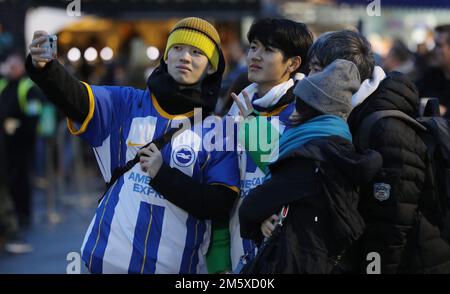 Brighton und Hove, Großbritannien. 31. Dezember 2022. Brighton-Fans machen vor dem Spiel der Premier League im AMEX Stadium, Brighton und Hove ein Selfie vor dem Stadion. Kredit: Sportimage/Alamy Live News Stockfoto