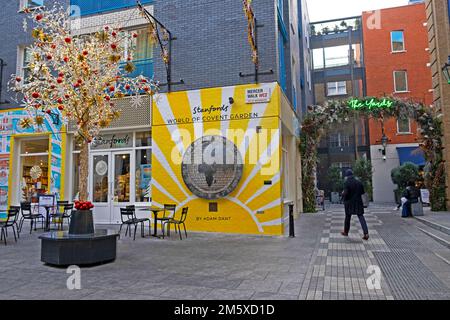 Außenansicht des neuen Stanfords Store Travel Shop im Mercer Walk Covent Garden London England Großbritannien KATHY DEWITT Stockfoto