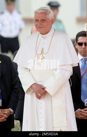 File Photo: Papst Venedikt XVI stirbt. Valencia, Spanien; 07.08.2006.- Papst Benedikt XVI. In Valencia Spanien, begleitet von den Königen Spaniens Juan Caros I und Königin Sofia. Foto: Juan Carlos Rojas Stockfoto