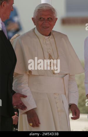 File Photo: Papst Venedikt XVI stirbt. Valencia, Spanien; 07.08.2006.- Papst Benedikt XVI. In Valencia Spanien, begleitet von den Königen Spaniens Juan Caros I und Königin Sofia. Foto: Juan Carlos Rojas Stockfoto