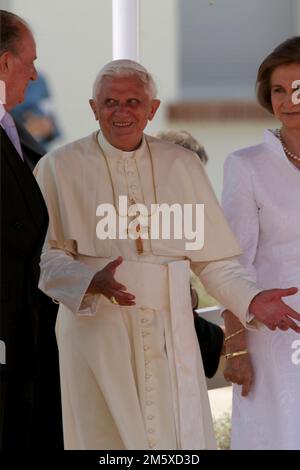 File Photo: Papst Venedikt XVI stirbt. Valencia, Spanien; 07.08.2006.- Papst Benedikt XVI. In Valencia Spanien, begleitet von den Königen Spaniens Juan Caros I und Königin Sofia. Foto: Juan Carlos Rojas Stockfoto