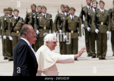 File Photo: Papst Venedikt XVI stirbt. Valencia, Spanien; 07.08.2006.- Papst Benedikt XVI. In Valencia Spanien, begleitet von den Königen Spaniens Juan Caros I und Königin Sofia. Foto: Juan Carlos Rojas Stockfoto