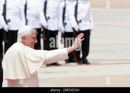 File Photo: Papst Venedikt XVI stirbt. Valencia, Spanien; 07.08.2006.- Papst Benedikt XVI. In Valencia Spanien, begleitet von den Königen Spaniens Juan Caros I und Königin Sofia. Foto: Juan Carlos Rojas Stockfoto