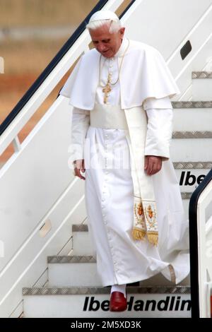 File Photo: Papst Venedikt XVI stirbt. Valencia, Spanien; 07.08.2006.- Papst Benedikt XVI. In Valencia Spanien, begleitet von den Königen Spaniens Juan Caros I und Königin Sofia. Foto: Juan Carlos Rojas Stockfoto