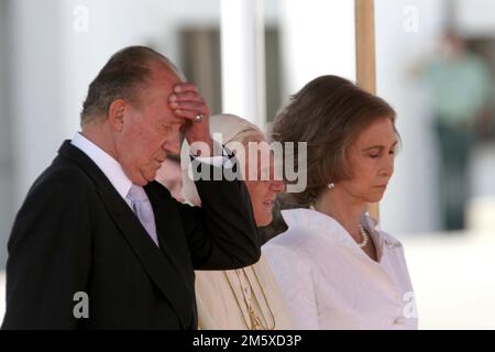 File Photo: Papst Venedikt XVI stirbt. Valencia, Spanien; 07.08.2006.- Papst Benedikt XVI. In Valencia Spanien, begleitet von den Königen Spaniens Juan Caros I und Königin Sofia. Foto: Juan Carlos Rojas Stockfoto