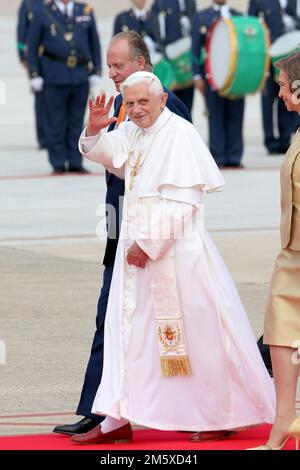 File Photo: Papst Venedikt XVI stirbt. Valencia, Spanien; 07.08.2006.- Papst Benedikt XVI. In Valencia Spanien, begleitet von den Königen Spaniens Juan Caros I und Königin Sofia. Foto: Juan Carlos Rojas Stockfoto