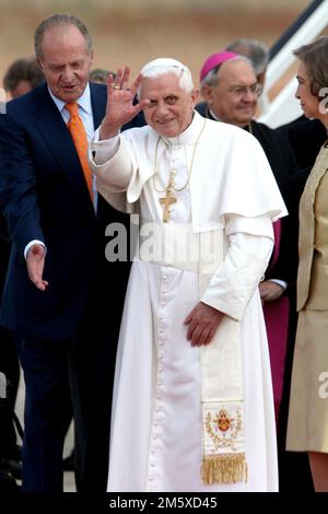 File Photo: Papst Venedikt XVI stirbt. Valencia, Spanien; 07.08.2006.- Papst Benedikt XVI. In Valencia Spanien, begleitet von den Königen Spaniens Juan Caros I und Königin Sofia. Foto: Juan Carlos Rojas Stockfoto