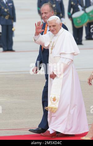 File Photo: Papst Venedikt XVI stirbt. Valencia, Spanien; 07.08.2006.- Papst Benedikt XVI. In Valencia Spanien, begleitet von den Königen Spaniens Juan Caros I und Königin Sofia. Foto: Juan Carlos Rojas Stockfoto